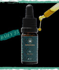 Hempodia CBD-Öl Daily 25% 10ml: dunkle Tropfflasche mit Pipette vor schwarzem Grund
