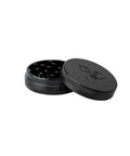 Kleiner schwarzer HIZEN Alu-Grinder 2-teilig geöffnet, Deckel neben dem Mahlwerk