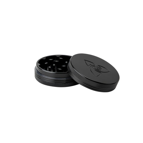 Kleiner schwarzer HIZEN Alu-Grinder 2-teilig geöffnet, Deckel neben dem Mahlwerk