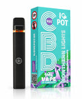ILovePot CBD Vape 95% 1ml Northern Lights: schwarzer Einweg-Vape-Pen vor türkis-lila Schachtel
